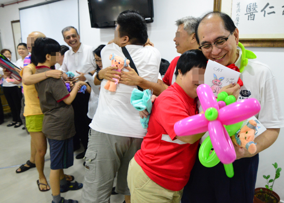 Tzu Chi Elicit Smiles from Children at Dental Clinic