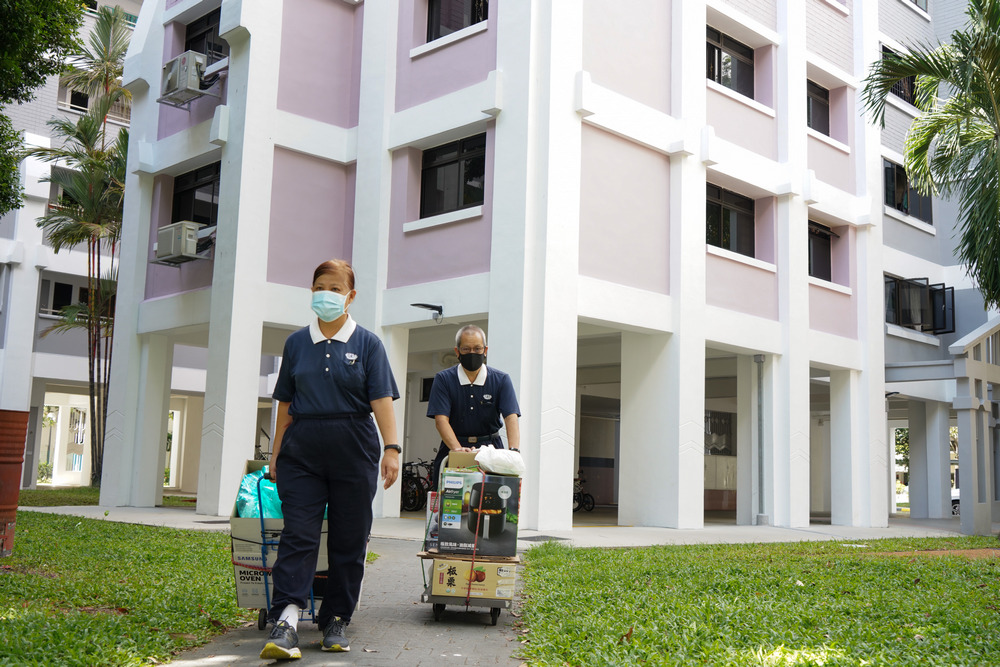 The couple pushing trolleys of recyclables to the Centre. (Photo by Chan May Ching)