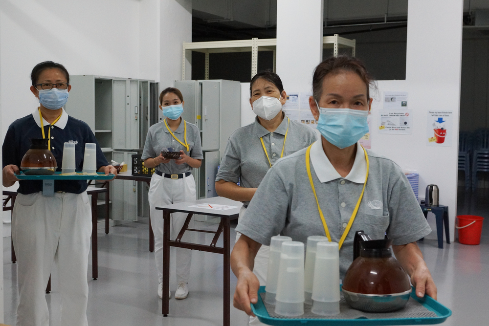 Volunteers preparing to serve tea to the workers. (Photo by Chan May Ching)