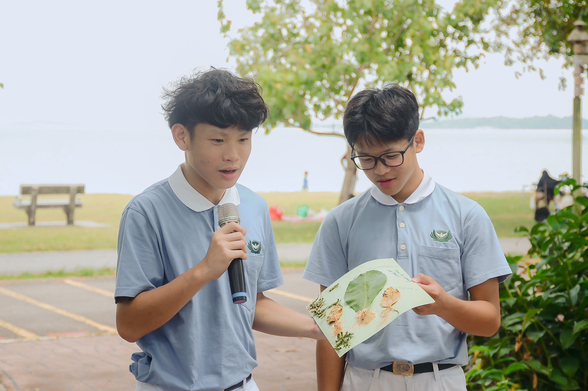 两名慈少分享鱼儿在水中悠游的画面，并模拟海洋生物想对慈少说的话：“谢谢清理我的家。”的作品。摄/ 蔡振加